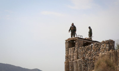 Des soldats talibans montent la garde près de la frontière, dans la province de Khost