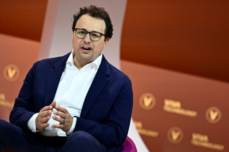 Dario Amodei, co-fondateur et PDG d'Anthropic, société de recherche et de sécurité en intelligence artificielle, lors d'un débat au salon des start-ups et de l'innovation technologique Vivatech, à Paris, le 22 mai 2024 ( AFP / JULIEN DE ROSA )