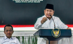 Le président indonésien Prabowo Subianto (d) lors d'une réunion du cabinet, aux côtés du ministre indonésien de l’Investissement, Bahlil Lahadalia (g), le 21 octobre 2026 à Jakarta ( AFP / FATIH MUBAROK )