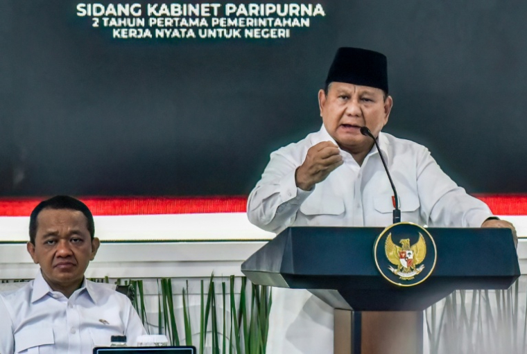 Le président indonésien Prabowo Subianto (d) lors d'une réunion du cabinet, aux côtés du ministre indonésien de l’Investissement, Bahlil Lahadalia (g), le 21 octobre 2026 à Jakarta ( AFP / FATIH MUBAROK )