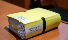Le dossier de la partie plaignante avant le début du procès de Guillaume B., accusé de multiples actes de violence conjugale sur sa compagne Laëtitia R., commis de 2015 à 2020, devant le tribunal des Alpes-de-Haute-Provence à Digne-les-Bains, le 18 mai 2026 ( AFP / MIGUEL MEDINA )