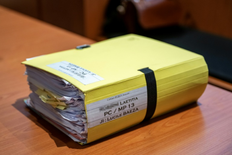 Le dossier de la partie plaignante avant le début du procès de Guillaume B., accusé de multiples actes de violence conjugale sur sa compagne Laëtitia R., commis de 2015 à 2020, devant le tribunal des Alpes-de-Haute-Provence à Digne-les-Bains, le 18 mai 2026 ( AFP / MIGUEL MEDINA )