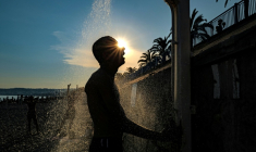Un homme prend une douche sur la plage, le long de la "Promenade des Anglais", à Nice, sur la Côte d'Azur, le 26 juin 2026 ( AFP / Valery HACHE )