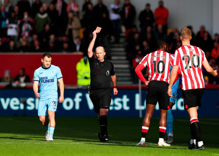 Un ex-arbitre anglais se lançait des défis pendant les matchs
