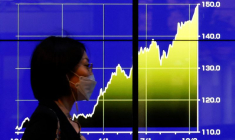 Un moniteur électrique affichant les récents du taux de change du yen japonais par rapport au dollar américain, à Tokyo