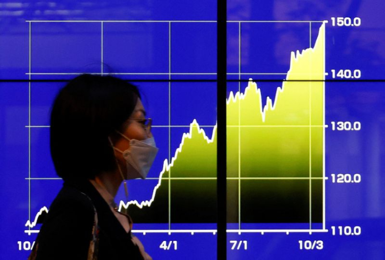 Un moniteur électrique affichant les récents du taux de change du yen japonais par rapport au dollar américain, à Tokyo