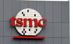 Un logo du géant taïwanais des puces TSMC est visible à Tainan, Taïwan