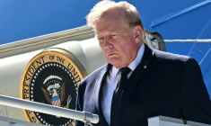 Le président américain Donald Trump descend de l'avion Air Force One après son atterrissage à l'aéroport de Genève, le 15 juin 2026 en Suisse, avant de se rendre au sommet du G7 à Evian, en France ( AFP / Mandel NGAN )