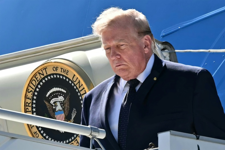 Le président américain Donald Trump descend de l'avion Air Force One après son atterrissage à l'aéroport de Genève, le 15 juin 2026 en Suisse, avant de se rendre au sommet du G7 à Evian, en France ( AFP / Mandel NGAN )