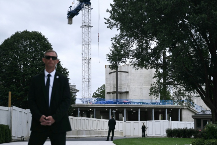 Le chantier de construction de la salle de bal de l'aile est alors que le président américain Donald Trump et le président chinois Xi Jinping parcourent la pelouse sud de la Maison Blanche, le 24 septembre 2026 à Washington ( AFP / Brendan SMIALOWSKI )