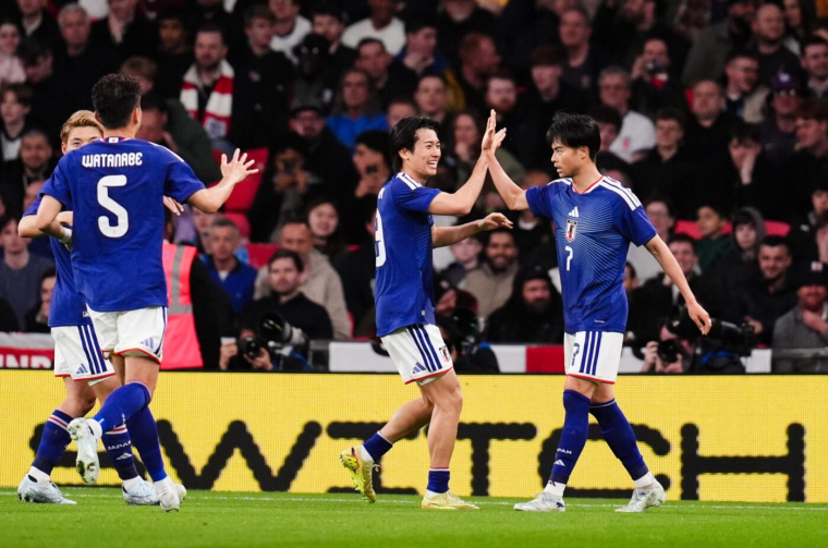 Le Japon surprend l'Angleterre chez elle