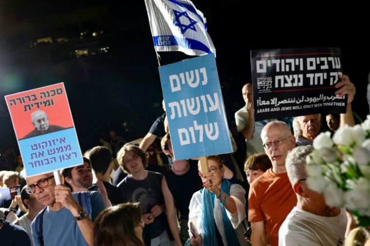 Des militants de gauche manifestent pour réclamer la formation d'un gouvernement avec les partis arabes, le 29 octobre 2026 à Tel-Aviv, en Israël ( AFP / Jack GUEZ )