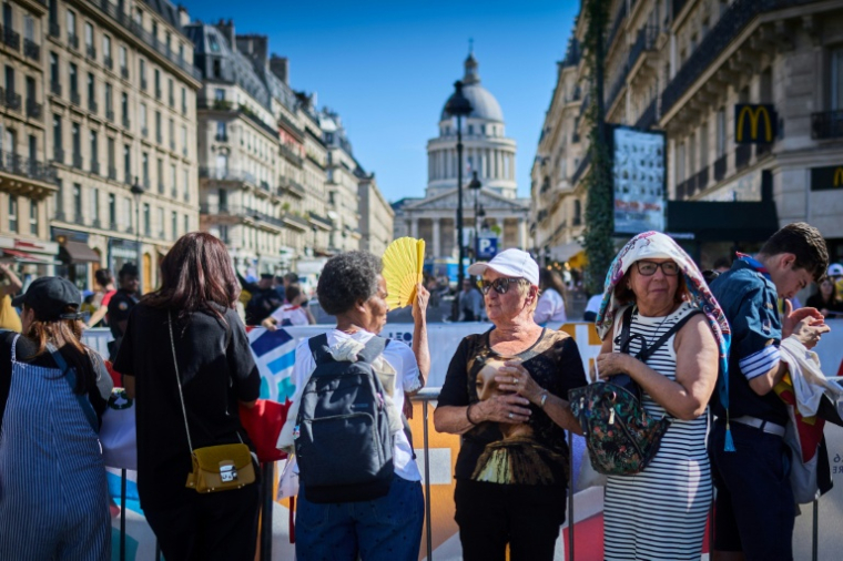 Des fidèles attendent le passage du pape Léon XIV, avec le Panthéon en arrière-plan, à Paris, le 25 septembre 2026 ( AFP / Kiran RIDLEY )