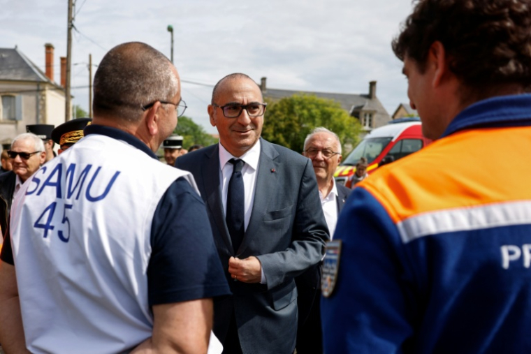 Le ministre de l'Intérieur, Laurent Nunez (C), visite un poste médical avancé installé près d'une free party géante, le 3 mai 2026 à Bengy-sur-Craon, dans le Cher  ( POOL / Kenzo TRIBOUILLARD )