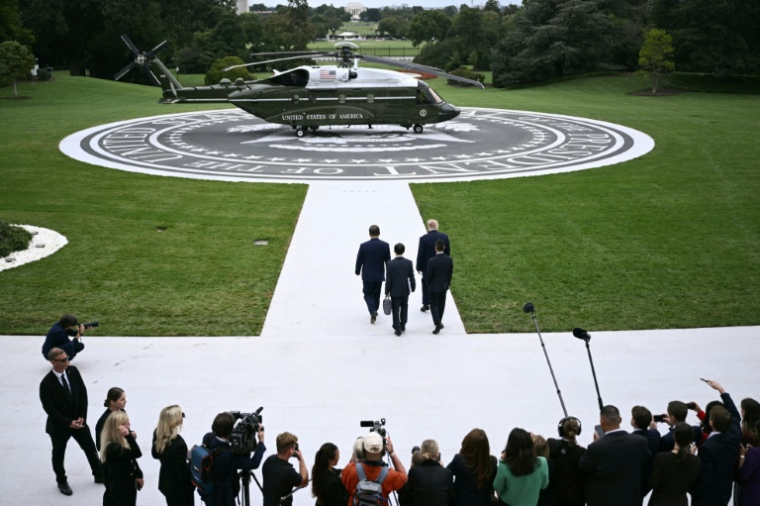 Le président américain Donald Trump marche et le président chinois Xi Jinping sur le nouvel héliport de la pelouse sud de la Maison Blanche, le 24 septembre 2026 à Washington ( AFP / Brendan SMIALOWSKI )