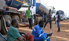 Des chauffeurs de camions-citernes attendent le 31 octobre 2025 à Nigoun à la frontière entre la Côte d'Ivoire et le Mali voisin où ils sont la cible des jihadistes et risquent leur vie ( AFP / Issouf SANOGO )