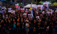 Manifestation sur la "Place des Otages" pour marquer les 100 jours de l'attaque du Hamas, à Tel Aviv