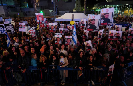 Manifestation sur la "Place des Otages" pour marquer les 100 jours de l'attaque du Hamas, à Tel Aviv