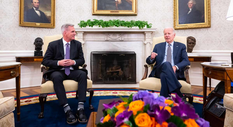 Après l’accord de principe établi entre Joe Biden et Kevin McCarthy, président de la Chambre des représentants, et chef de file des républicains, le vote au Congrès a autorisé le relèvement du plafond de la dette publique américaine. (© AFP)