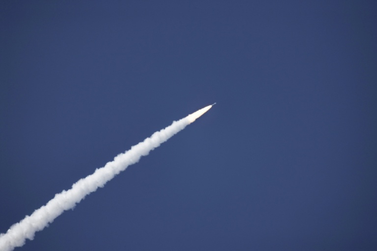 La fusée Vega-C de l'Agence spatiale européenne (ESA), transportant le satellite sud-coréen Kompsat-7, lors de son lancement au Centre spatial de Kourou, le 1er décembre 2025 en Guyane ( AFP / Ronan LIETAR )