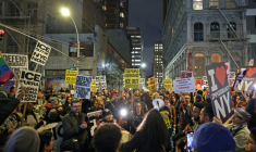 Des New-Yorkais manifestent contre l'Immigration and Customs Enforcement (ICE) à New York le 22 octobre 2025 ( AFP / TIMOTHY A. CLARY )