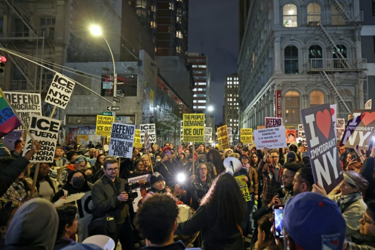 Des New-Yorkais manifestent contre l'Immigration and Customs Enforcement (ICE) à New York le 22 octobre 2025 ( AFP / TIMOTHY A. CLARY )