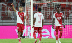 L'attaquant allemand de l'AS Monaco Paris Brunner (gauche) célèbre son deuxième but contre Monaco dans le choc de la 2e journée de Ligue 1 au stade Louis-II de Monaco le 30 août 2026 ( AFP / Valery HACHE )