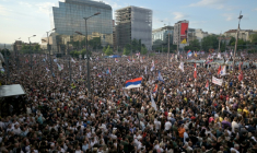 Des manifestants se sont rassemblés à Belgrade pour réclamer des élections anticipées, le 23 mai 2026 ( AFP / OLIVER BUNIC )