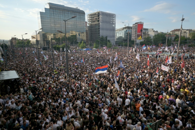 Des manifestants se sont rassemblés à Belgrade pour réclamer des élections anticipées, le 23 mai 2026 ( AFP / OLIVER BUNIC )