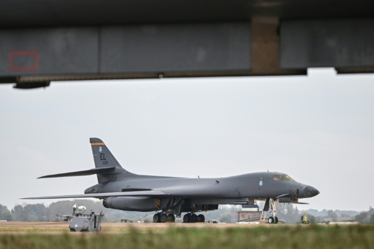 Un bombardier américain B-1 sur le tarmac de la base aérienne de Fairford, dans le sud-ouest de l'Angleterre, le 27 septembre 2026 ( AFP / JUSTIN TALLIS )