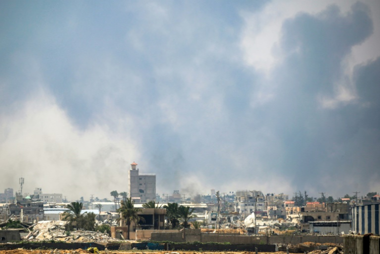 De la fumée au-dessus de Deir al-Balah pendant des bombardements israéliens, le 21 juillet 2025 dans le centre de la bande de Gaza ( AFP / Eyad BABA )