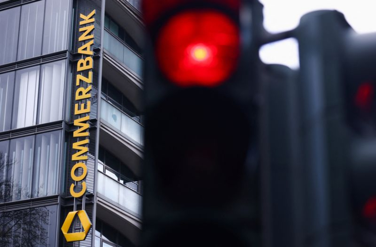 Le logo de la Commerzbank dans une agence de Cologne