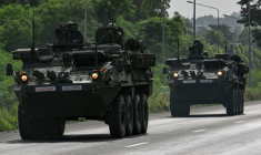 Des soldats de l'armée thaïlandaise roulent en véhicules blindés sur une route de la province de Chachoengsao, le 24 juillet 2025 ( AFP / Lillian SUWANRUMPHA )