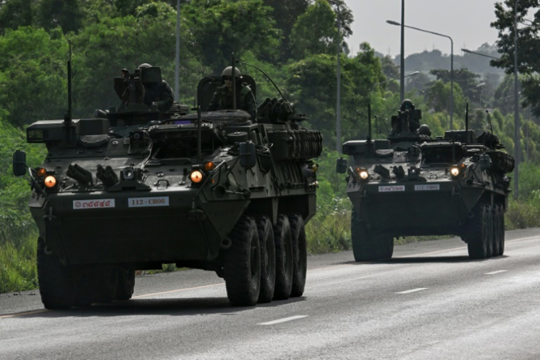 Des soldats de l'armée thaïlandaise roulent en véhicules blindés sur une route de la province de Chachoengsao, le 24 juillet 2025 ( AFP / Lillian SUWANRUMPHA )