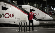Un employé de la SNCF devant un TGV Ouigo à la gare Montparnasse à Paris, le 6 mai 2025 ( AFP / Thibaud MORITZ )