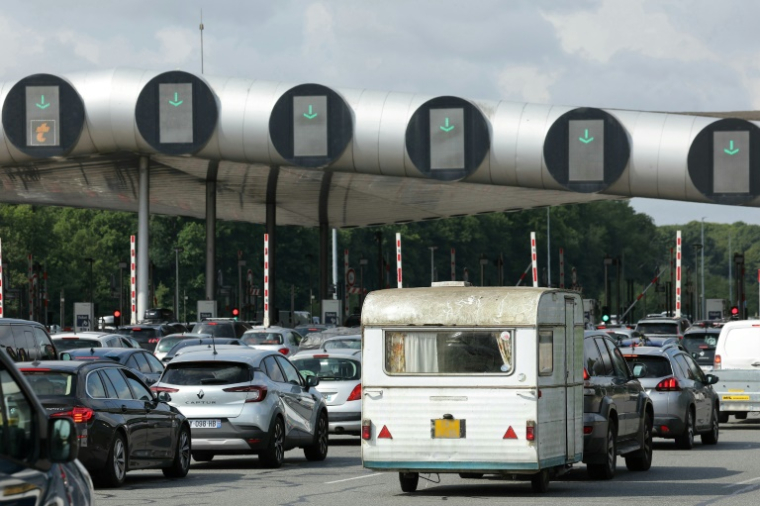 Des automobilistes au péage de Saint-Arnoult-en-Yvelines, aux portes de Paris, lors du traditionnel chassé-croisé estival, le 2 août 2025 ( AFP / Thomas SAMSON )
