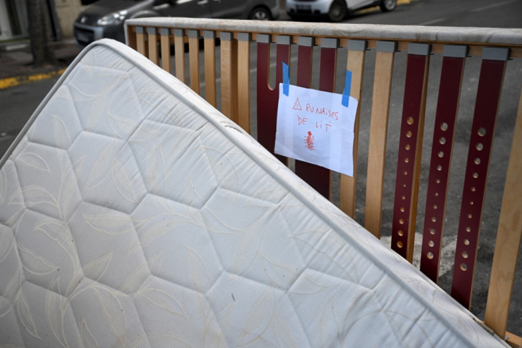 Un matelas abandonné sur un trottoir à Marseille le 3 octobre. ( AFP / NICOLAS TUCAT )