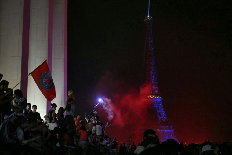 Des supporteurs célèbrent la victoire du PSG en Ligue des Champions, le 30 mai 2026 sur la place du Trocadéro à Paris ( AFP / LOU BENOIST )