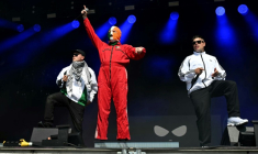 Le trio punk rap nord-irlandais Kneecap au festival de Glastonbury, le 28 juin 2025 à Pilton, dans le sud-ouest de l'Angleterre ( AFP / Oli SCARFF )