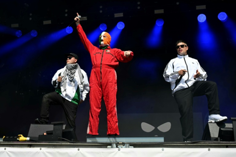 Le groupe nord-irlandais Kneecap sur la scène du festival de Glastonbury en Angleterre, le 28 juin 2025 ( AFP / Oli SCARFF )
