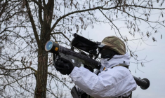 Un militaire ukrainien tient un missile antiaérien Stinger lors d'un exercice