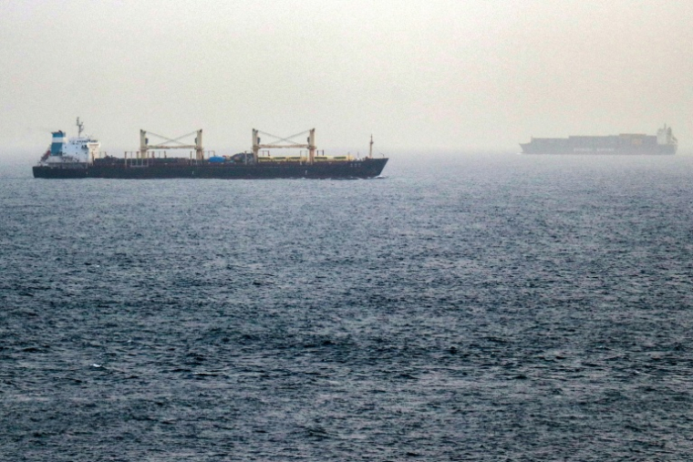 Des navires circulent dans le détroit de Bab el-Mandeb, au sud du Yémen, le 25 juillet 2026 ( AFP / Khaled ZIAD )