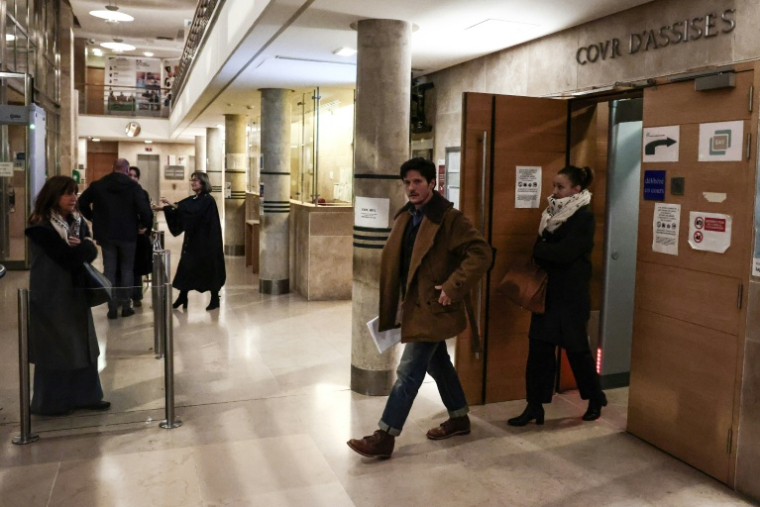 Jeannine Sollacaro (gauche), la veuve d’Antoine Sollacaro, accompagnée de Paul et Anna-Maria Sollacaro, quittent la cour d'assises des Bouches-du-Rhône le 11 décembre 2025 ( AFP / Thibaud MORITZ )