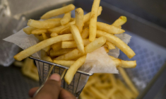 Les principales enseignes de restauration rapide en France, McDonald’s, Burger King, KFC et Quick, manquent de transparence sur les additifs utilisés dans leurs recettes et seules deux d'entre elles affichent un Nutri-Score ( AFP / Saul LOEB )