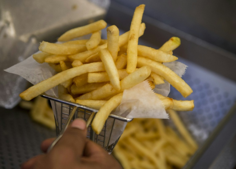 Les principales enseignes de restauration rapide en France, McDonald’s, Burger King, KFC et Quick, manquent de transparence sur les additifs utilisés dans leurs recettes et seules deux d'entre elles affichent un Nutri-Score ( AFP / Saul LOEB )