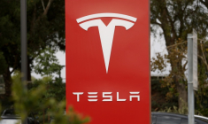 Une affiche placée devant une concession Tesla, le 21 octobre 2026 à Santa Clarita, aux Etats-Unis ( GETTY IMAGES NORTH AMERICA / JUSTIN SULLIVAN )