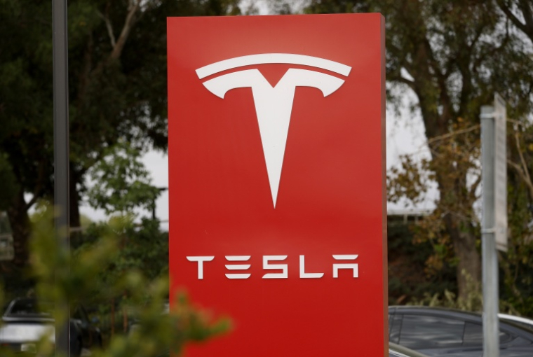 Une affiche placée devant une concession Tesla, le 21 octobre 2026 à Santa Clarita, aux Etats-Unis ( GETTY IMAGES NORTH AMERICA / JUSTIN SULLIVAN )