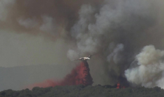 Incendie dans les Pyrénées-Orientales : images d'avion Dash larguant du retardant