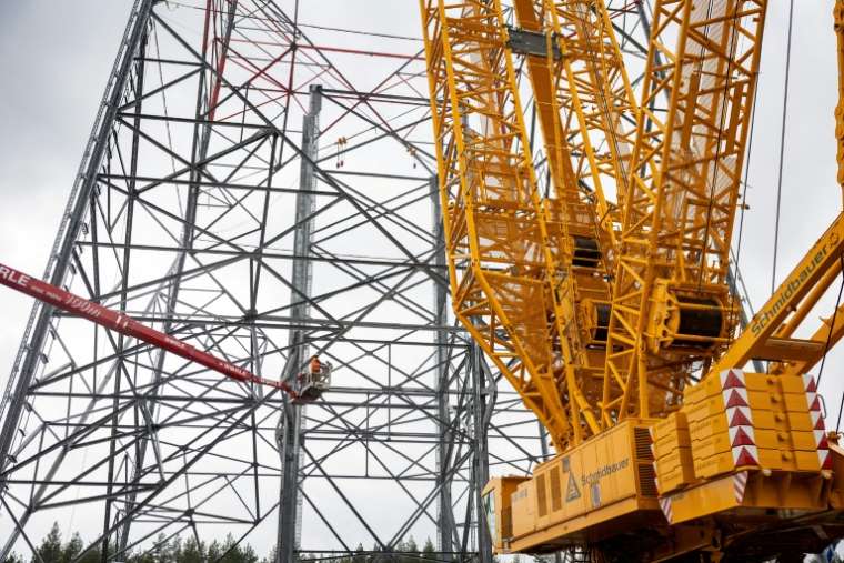 Des travailleurs sur le site de construction de la plus haute éolienne du monde à Schipkau, en Allemagne, le 13 mai 2026 ( AFP / Odd ANDERSEN )