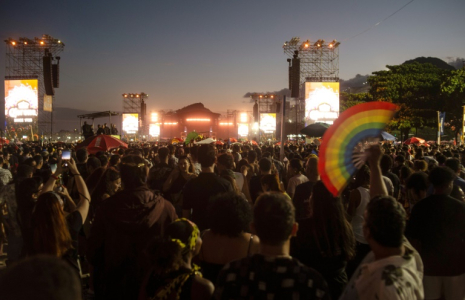 Des fans attendent le méga-concert de Lady Gaga, le 3 mai 2025 à Rio ( AFP / TERCIO TEIXEIRA )